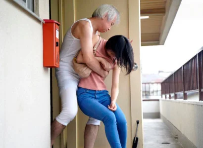 Cô vợ trẻ của con trai bị bố chồng già quấy rối