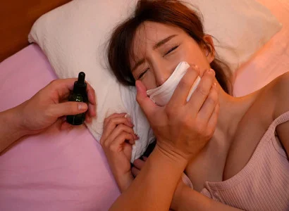 Một kẻ dùng thuốc mê cho cô em họ xinh đẹp mê mệt rồi quan hệ